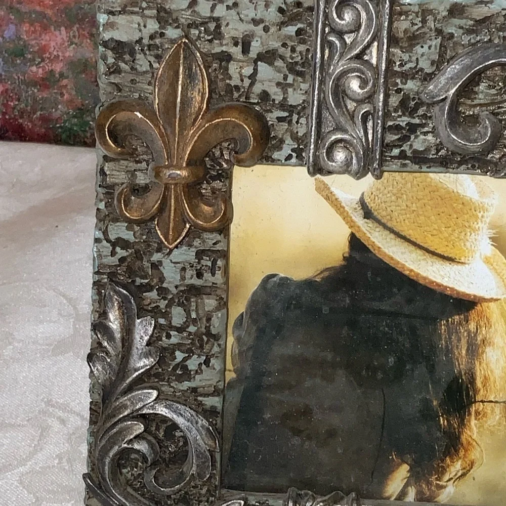 NEW Heavy Stone 6” x 4” “Friends” Silver & Gold Fleur De Lis Picture Frame